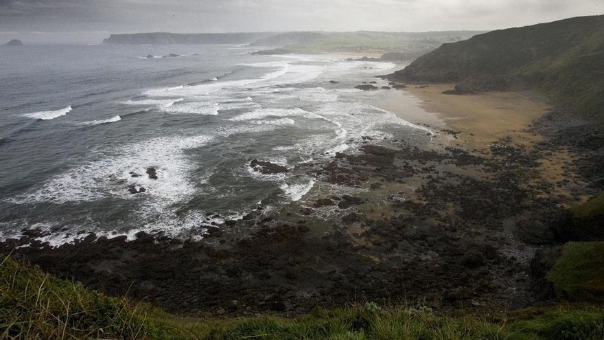 Encuentran en un matorral de una playa de Gozón a un alemán herido: el final de un aparatoso vuelo en parapente