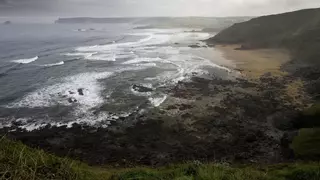 Encuentran en un matorral de una playa de Gozón a un alemán herido: el final de un aparatoso vuelo en parapente