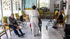 Aquests són els horaris dels cuidadors de les residències: «Falta una persona més per tanda»