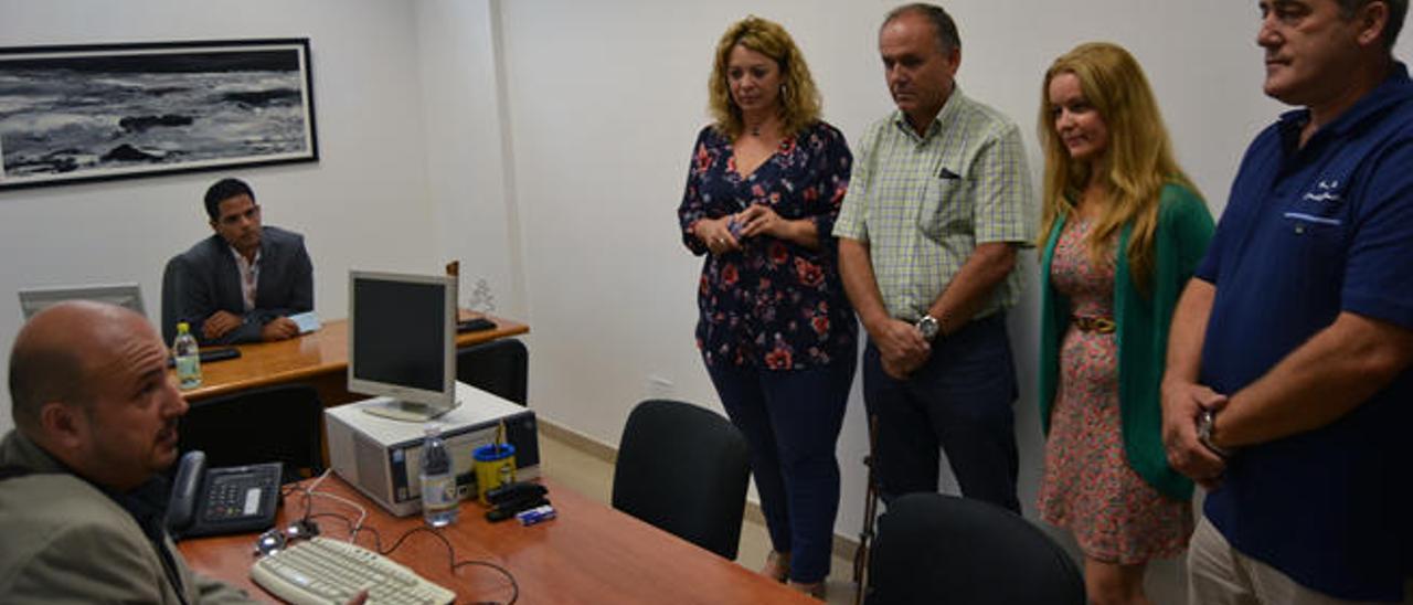 Miembros del grupo de gobierno de Teror, ayer, conversando con los técnicos.