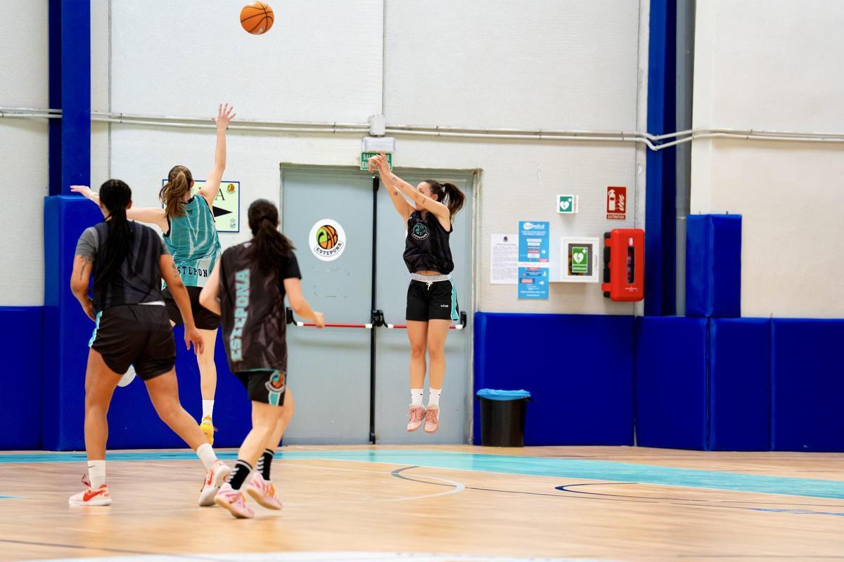Entrenamiento del CAB Estepona antes de la última jornada de la temporada regular en Liga.