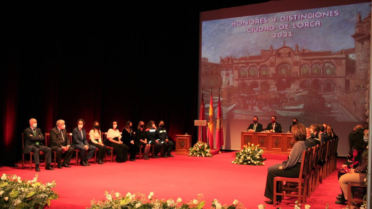 Acto de entrega de Honores y Distinciones del pasado año, que se celebraba en el Teatro Guerra.