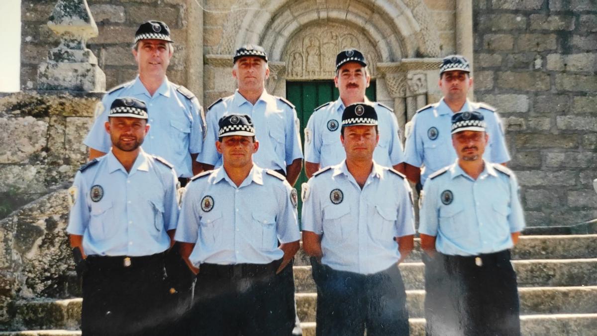 La promoción de nuevos policías locales en Moaña de 1989, con Lois Alberte Casás en la parte de abajo, segundo por la derecha.