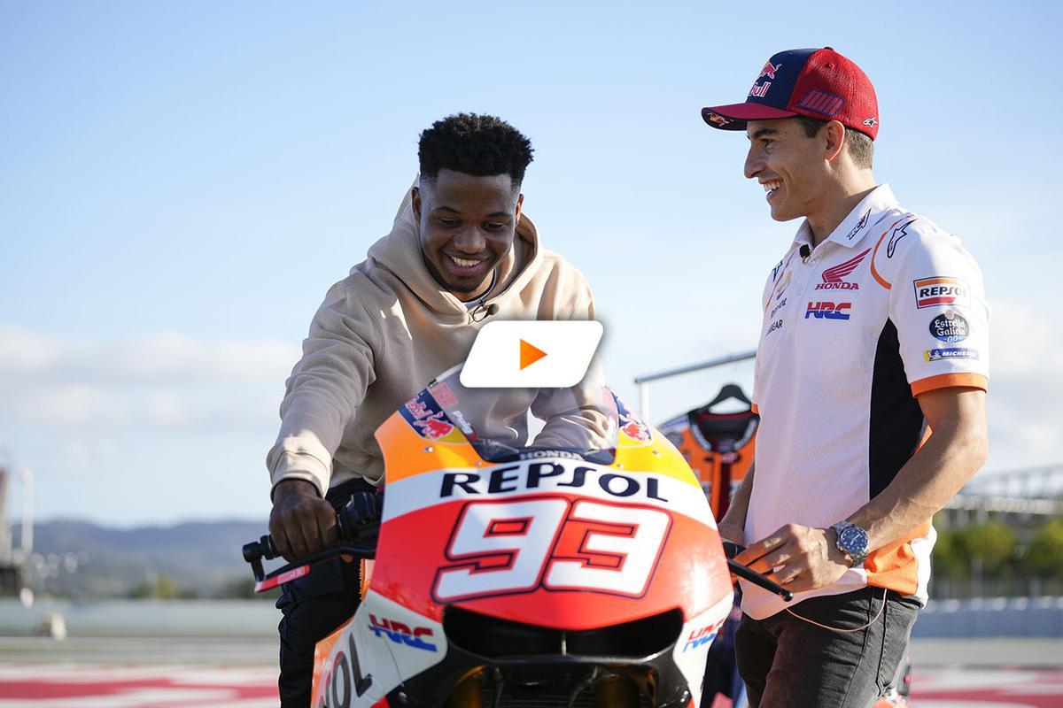 Ansu Fati visita a Marc Márquez en su ‘oficina’