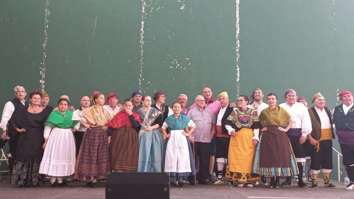 El acto de homenaje finalizó con un gran festival de jota a cargo de joteros y joteras locales. |