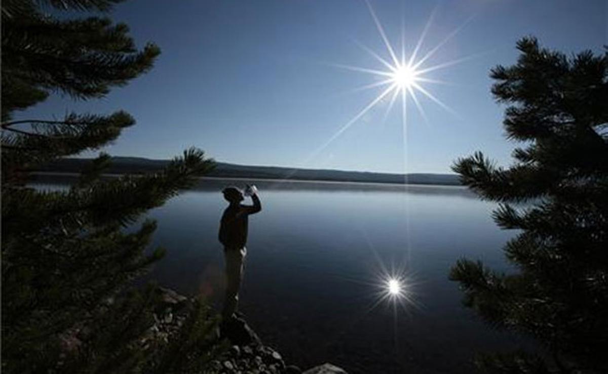 Un excursionista descansa davant un dels llacs situats al cor de les muntanyes del parc nacional de Yellowstone, a l’estat de Wyoming (EUA).