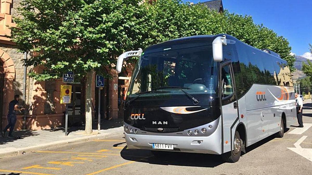 Un autobús a l'estació de Puigcerdà esperant els viatgers