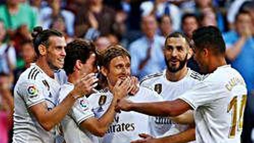 Els jugadors del Madrid feliciten Modric després del seu gol