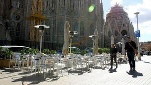 Estufas en una terraza de un bar de Barcelona, junto a la Sagrada Familia