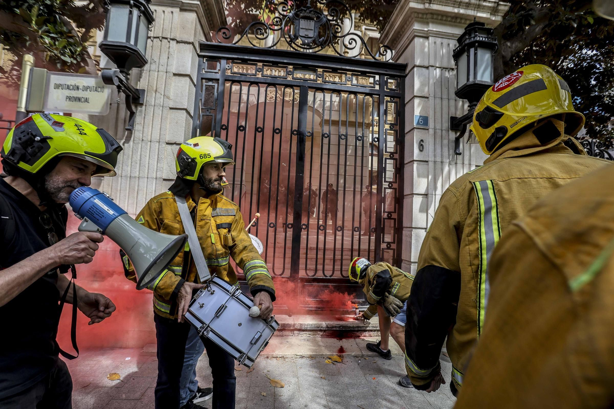 Protesta de los bomberos frente a la Diputación de Alicante