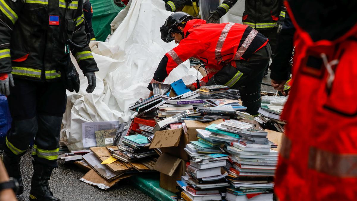 BARCELONA 23/04/2022 Puesto de venta de libros sale volando por el clima en el Paseo de Gracia. FOTO de ZOWY VOETEN