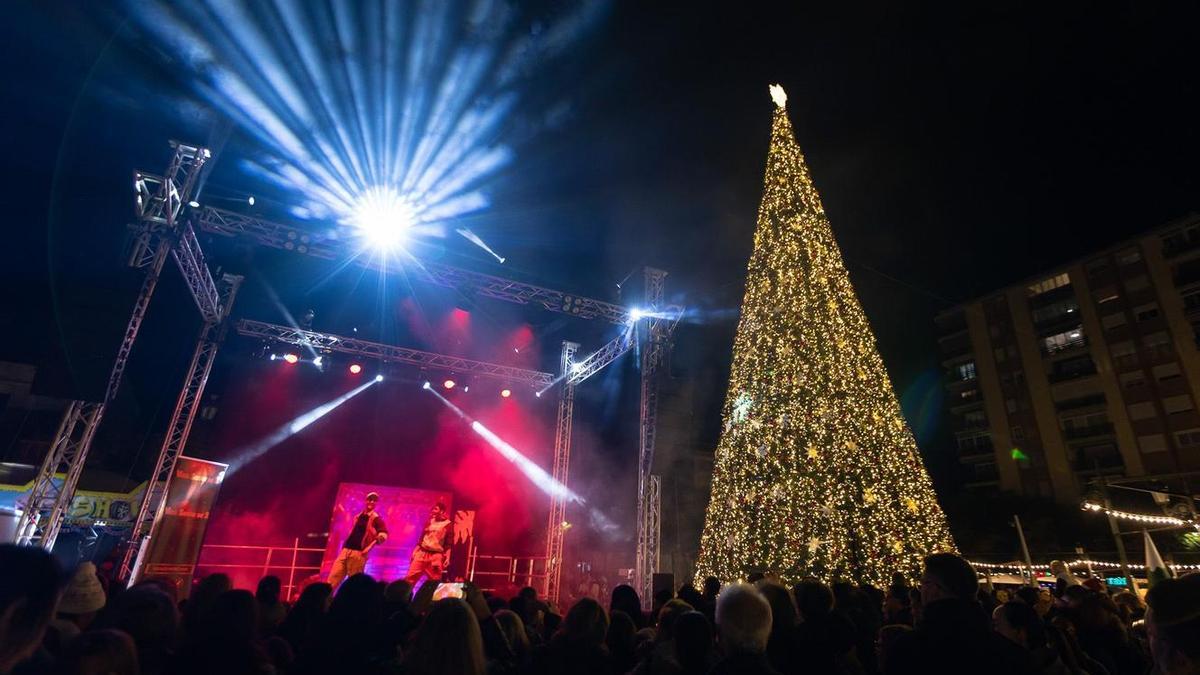 El árbol de Navidad de Gandia, ya encendido en el Mercat del Prado