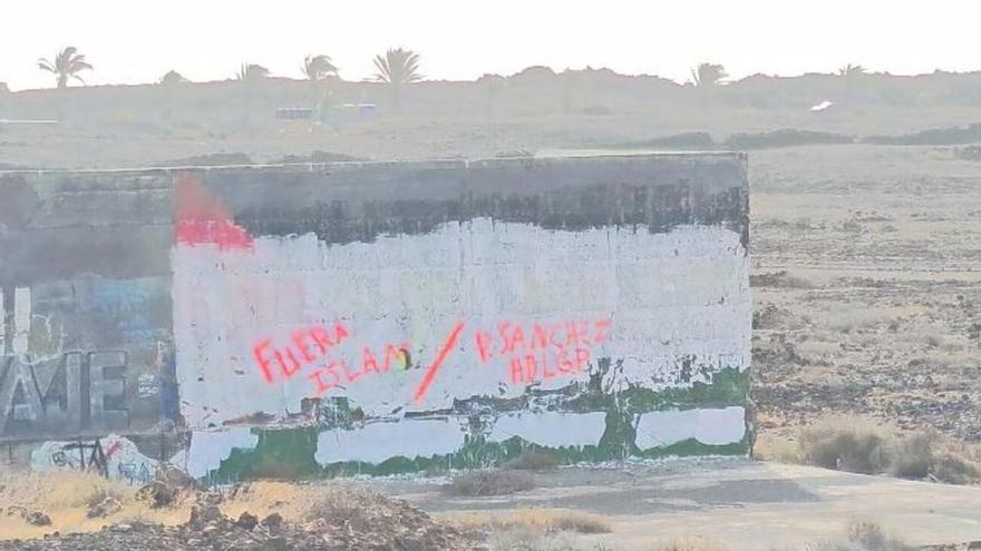 Vandalizan con pintadas racistas e insultos contra Pedro Sánchez un mural de apoyo a Palestina en Lanzarote