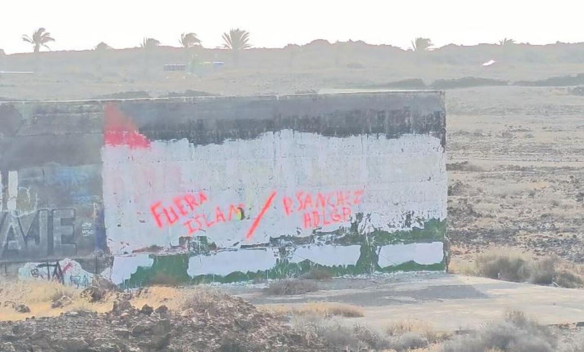 Mural de apoyo al pueblo de Palestina en la entrada de Costa Teguise, vandalizado con insultos contra el islam y Pedro Sánchez
