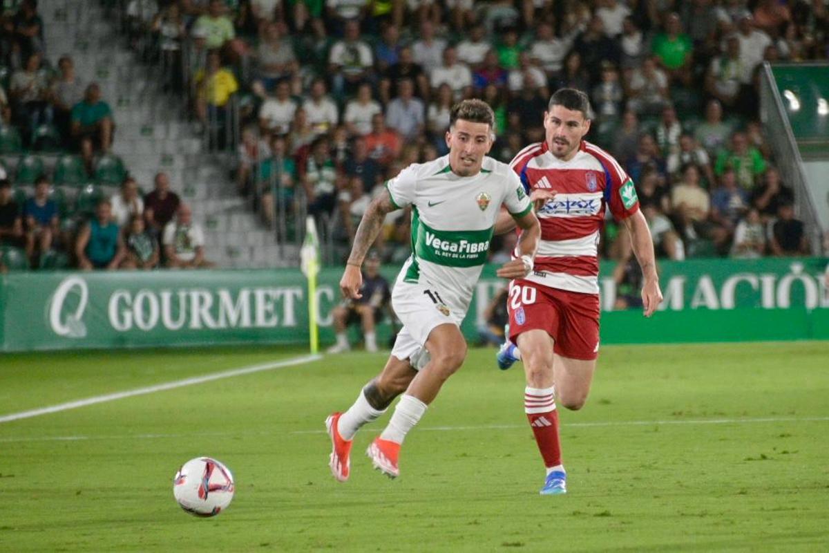 Nico Fernández Mercau corre con un rival durante el partido contra el Granada