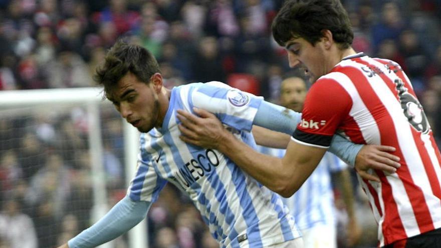 El defensa del Athletic San José presiona a Horta.