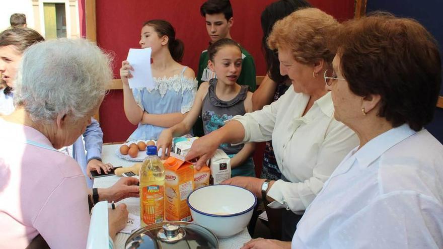 Un grupo de mujeres de los Oscos, mostrando ayer a los escolares cómo hacer rosquillas.