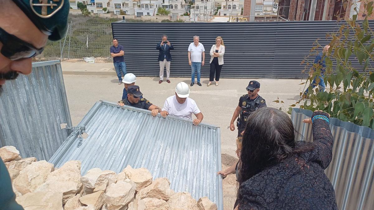 La Policía Local y la Guardia Civil detienen a las dueñas de la casa Langostina cuando itentaban evitar la ocupación de una parcela