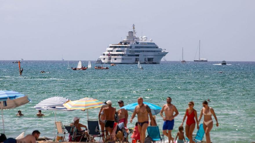 Die gewaltige Gigayacht &quot;Lady Moura&quot;  (105 Meter Länge) vor Mallorca