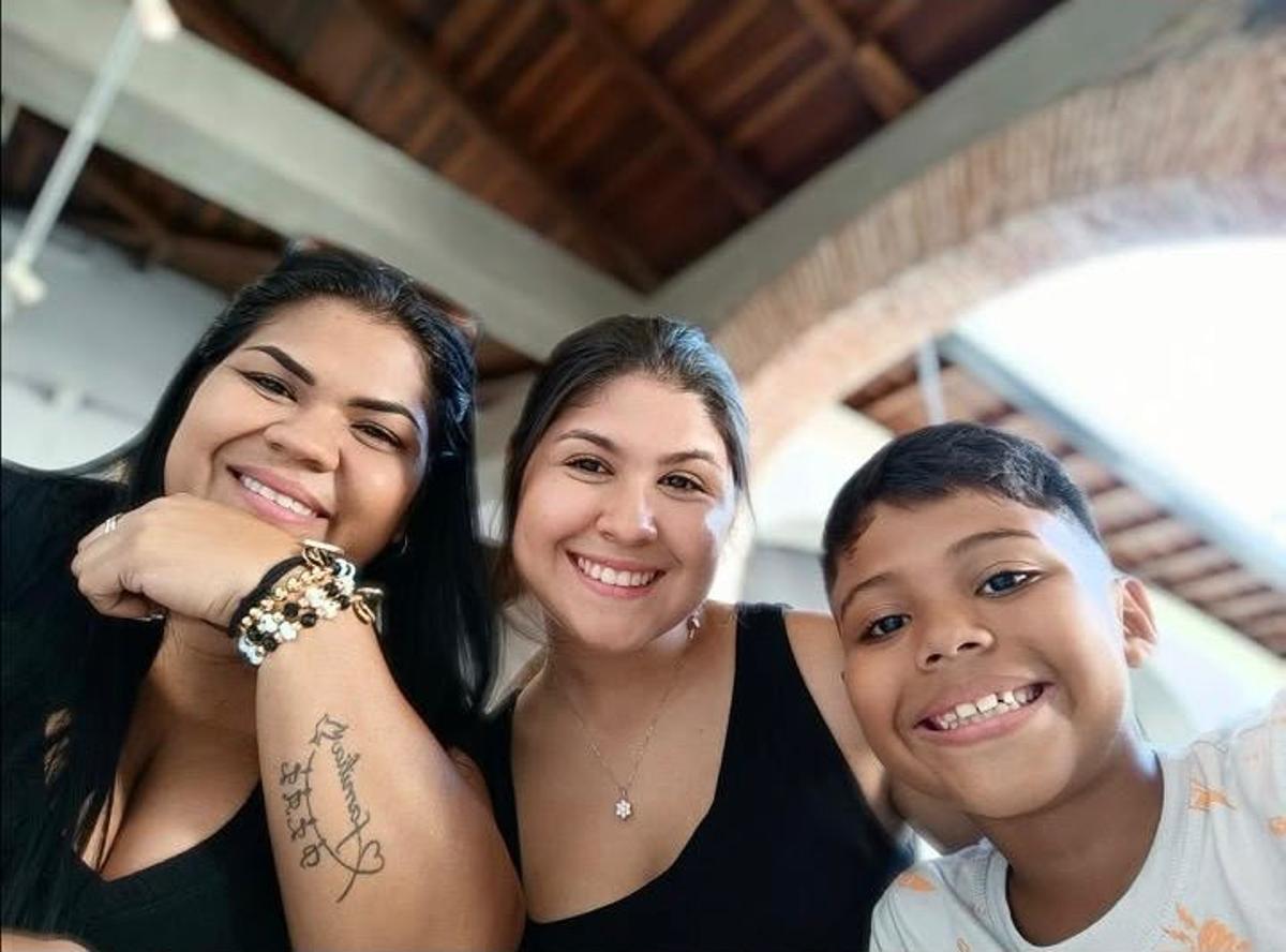 En el centro, Paola Cepeda, estudiante de Arquitectura en la UCAM, junto a su madre y su hermano.