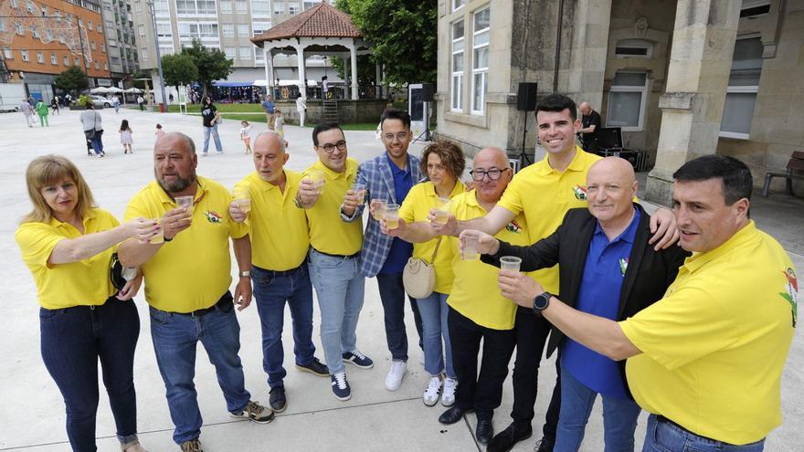 La comisión de fiesta brinda con sidra en el chupinazo del 2024. | Bernabé