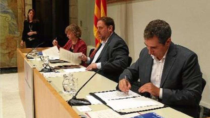 D&#039;esquerra a dreta, Meritxell Borràs, Oriol Junqueras i Oriol Illa mentre signaven el conveni de col·laboració.