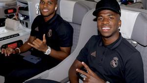 Vinicius y Rodrygo saludan antes de iniciarse el viaje del Madrid a Helsinki. 