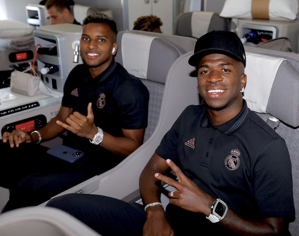 Vinicius y Rodrygo saludan antes de iniciarse el viaje del Madrid a Helsinki.