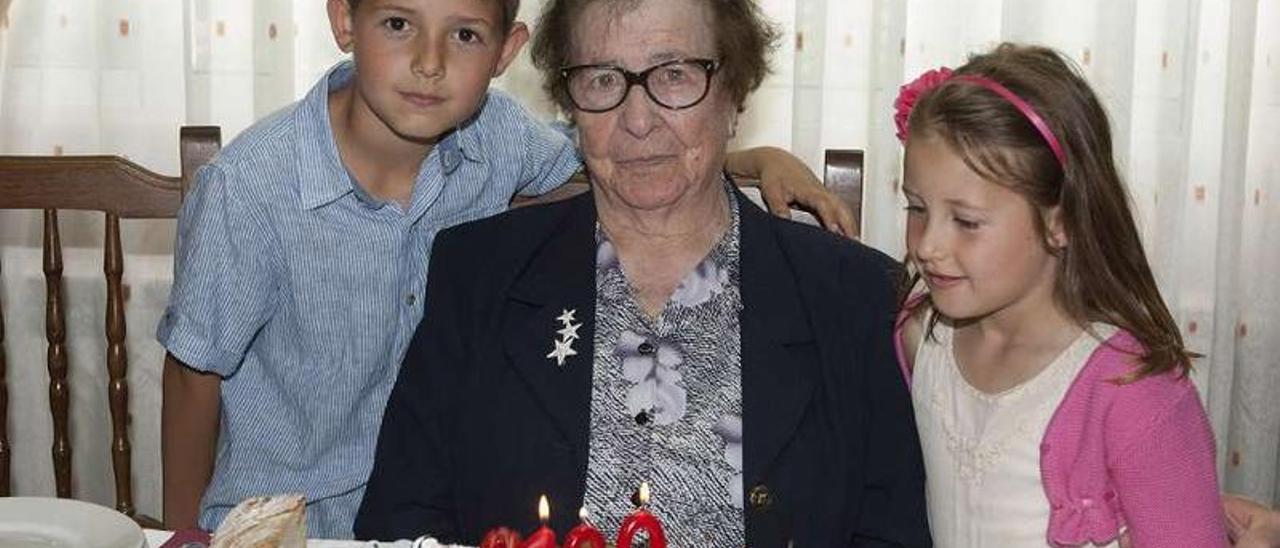 Estrella Sanmiguel sopla sus 100 años con sus familiares