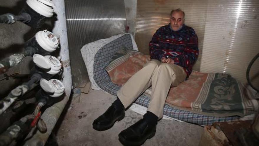 Francisco Cuenca, en el colchón que utiliza para dormir en el cuarto de contadores de la finca.