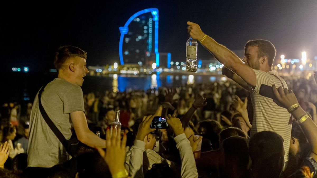 Botellón en las playas de la Barceloneta y en el Born