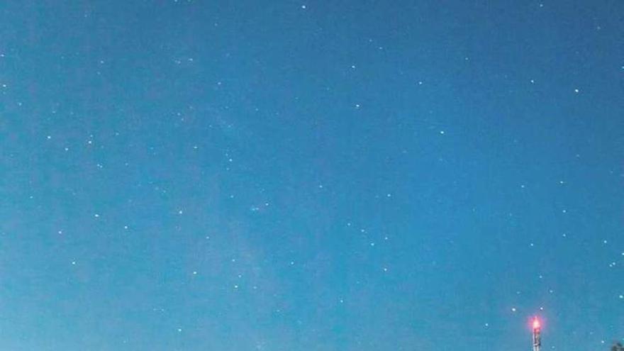 Vista de lluvias de estrellas en el campamento Os Biocos. // J. Regal