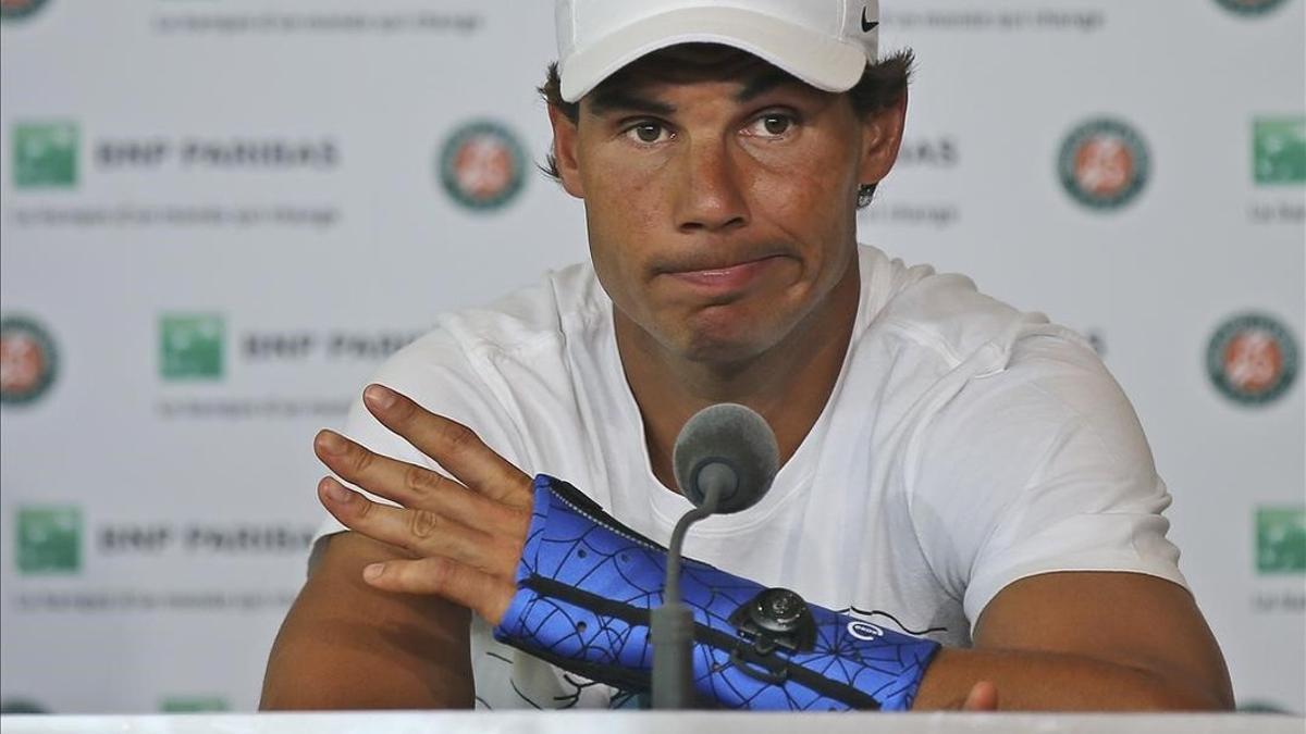 Nadal, durante la rueda de prensa en París en la que explica su retirada de Roland Garros por una lesión en la muñeca.
