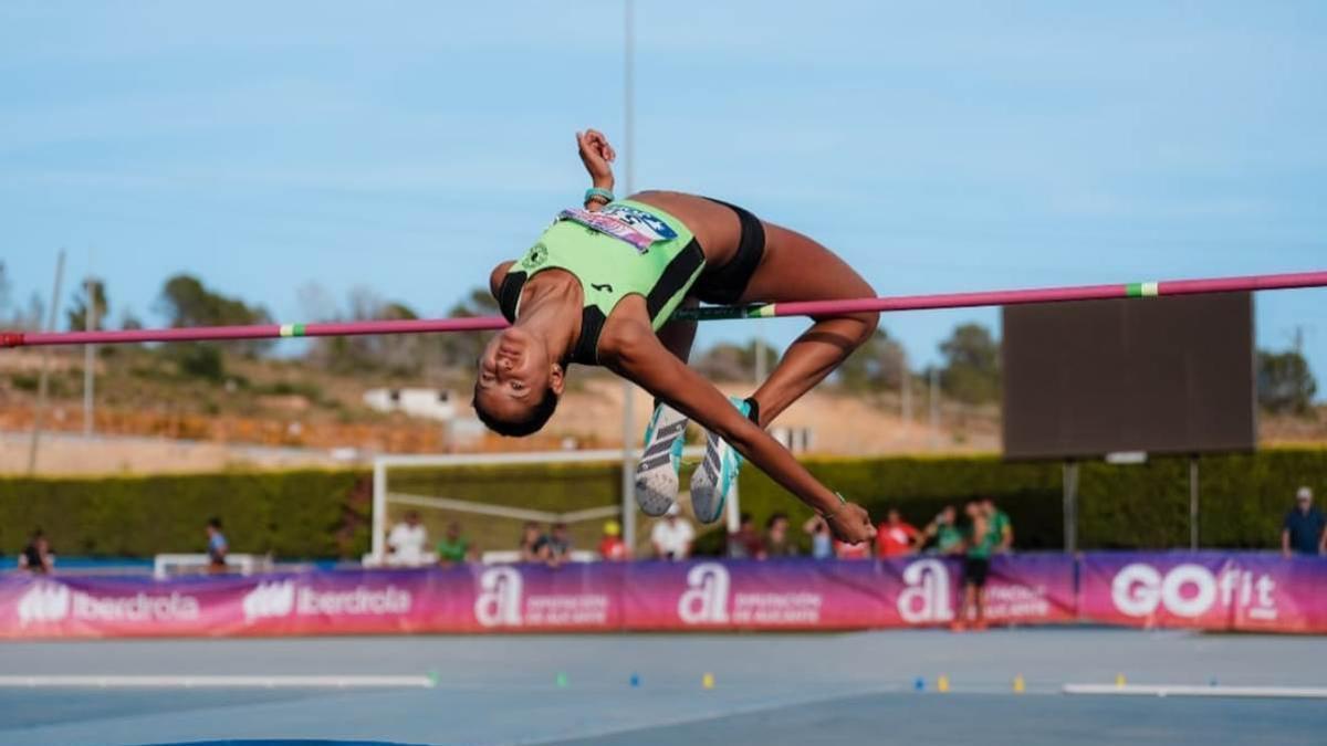 Lucía Japón realiza un salto.