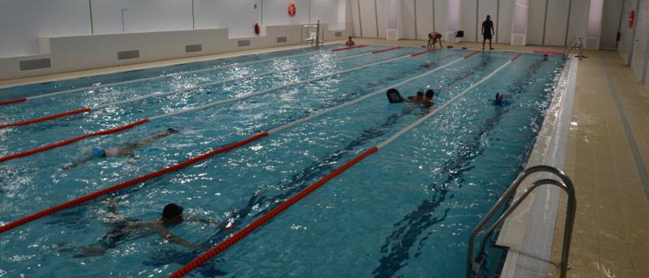 Usuarios de la piscina municipal de Bueu en el vaso de las instalaciones. |   // GONZALO NÚÑEZ