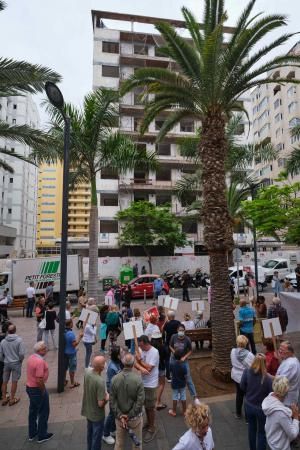 Concentración de protesta junto al edificio Iders, en Puerto de la Cruz