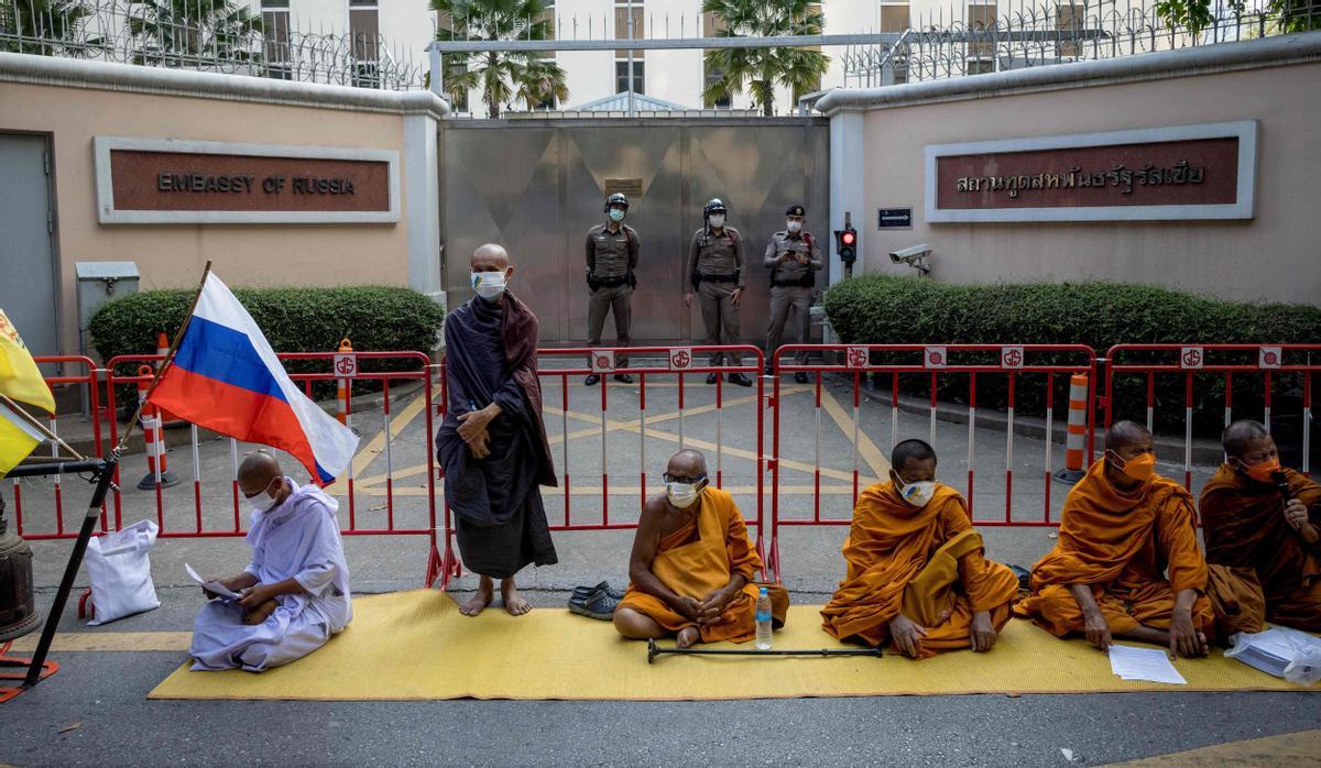 Pancarta contra la guerra en Ucrania en una protesta frente a la embajada rusa en Bangkok