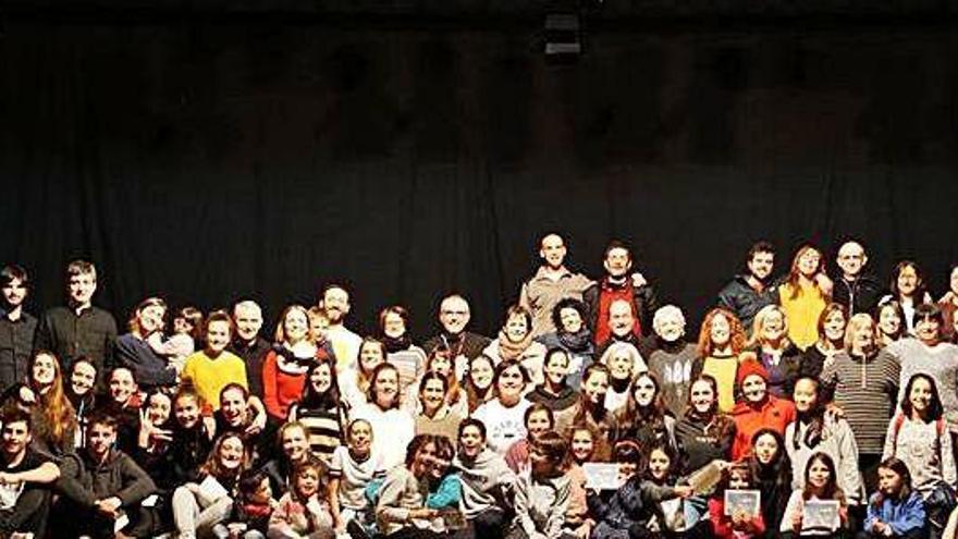 Foto de família dels participants en l&#039;escenificació i muntatge d&#039;«El rescat dels Minairons» a la Seu d&#039;Urgell