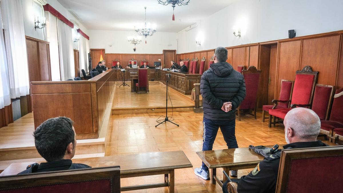 Uno de los acusados (el que sí se presentó al juicio), este miércoles en la Audiencia de Badajoz.