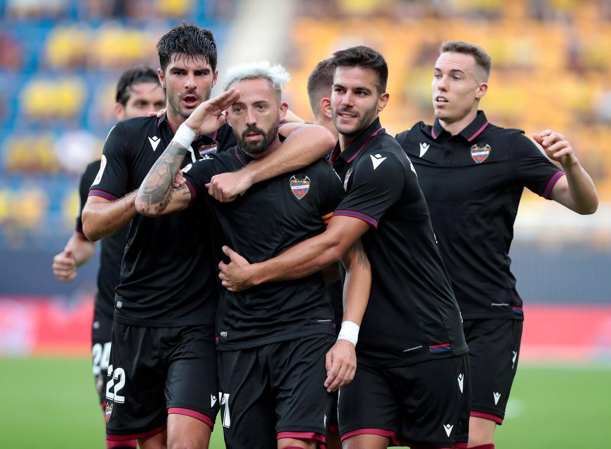 Morales y el Levante, celebrando el gol en Cádiz