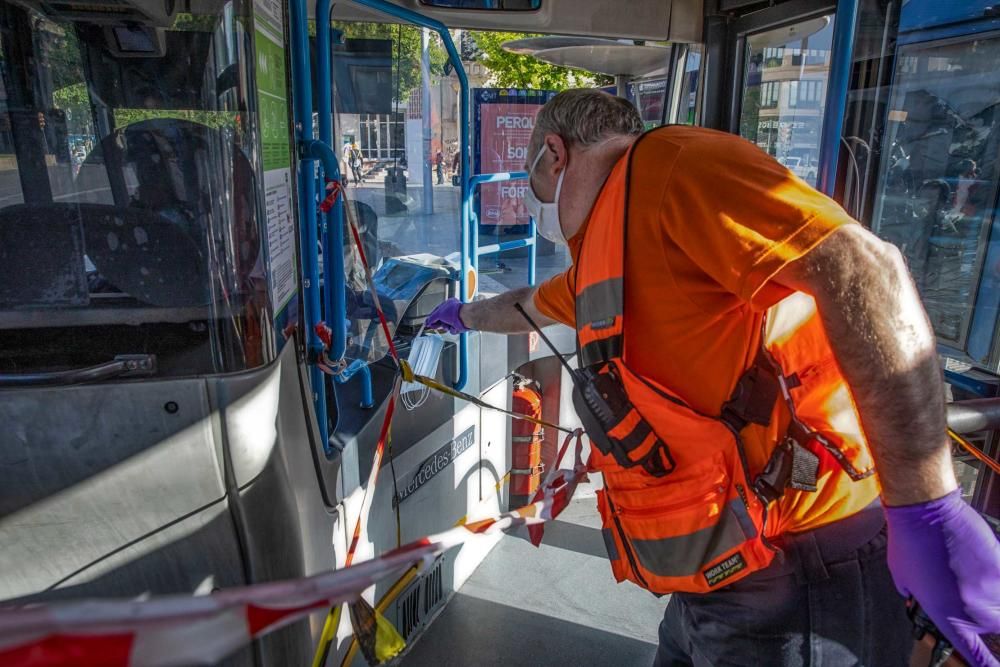 Los viajeros se resignan a llevar  mascarilla en el transporte público