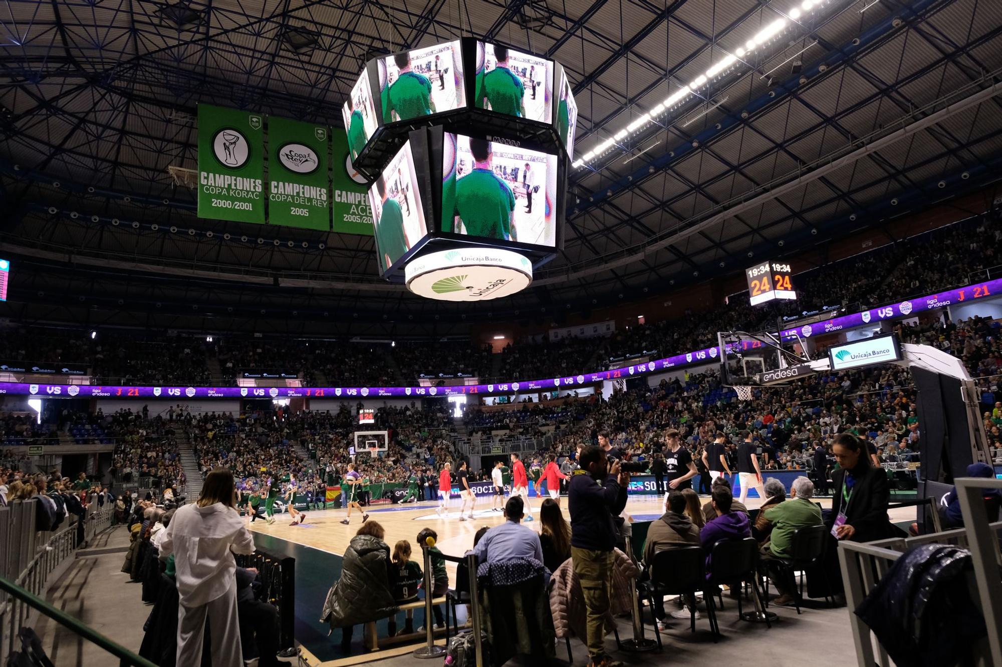 La afición celebra el título de Copa en la previa del Unicaja - Girona