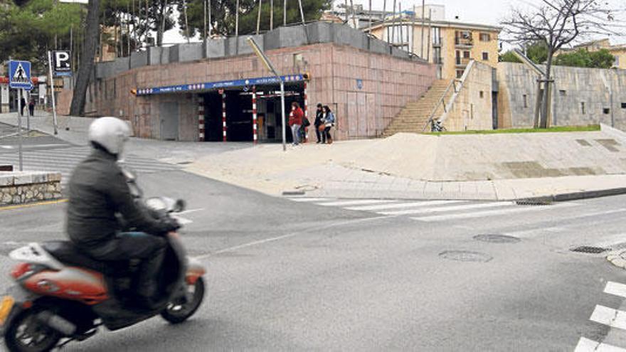 Un motorista circula ante el vial de acceso a los aparcamientos de la plaza Mallorca.