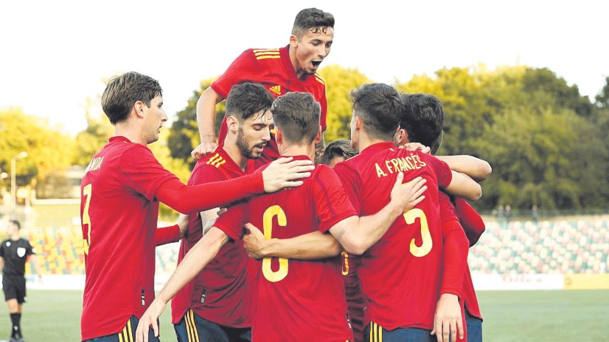 Los jugadores de la sub-21 celebran el primer gol del partido ante Lituania.