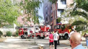 Intervención de los Bombers en uno de los dos incendios en el bloque de Els Merinals.