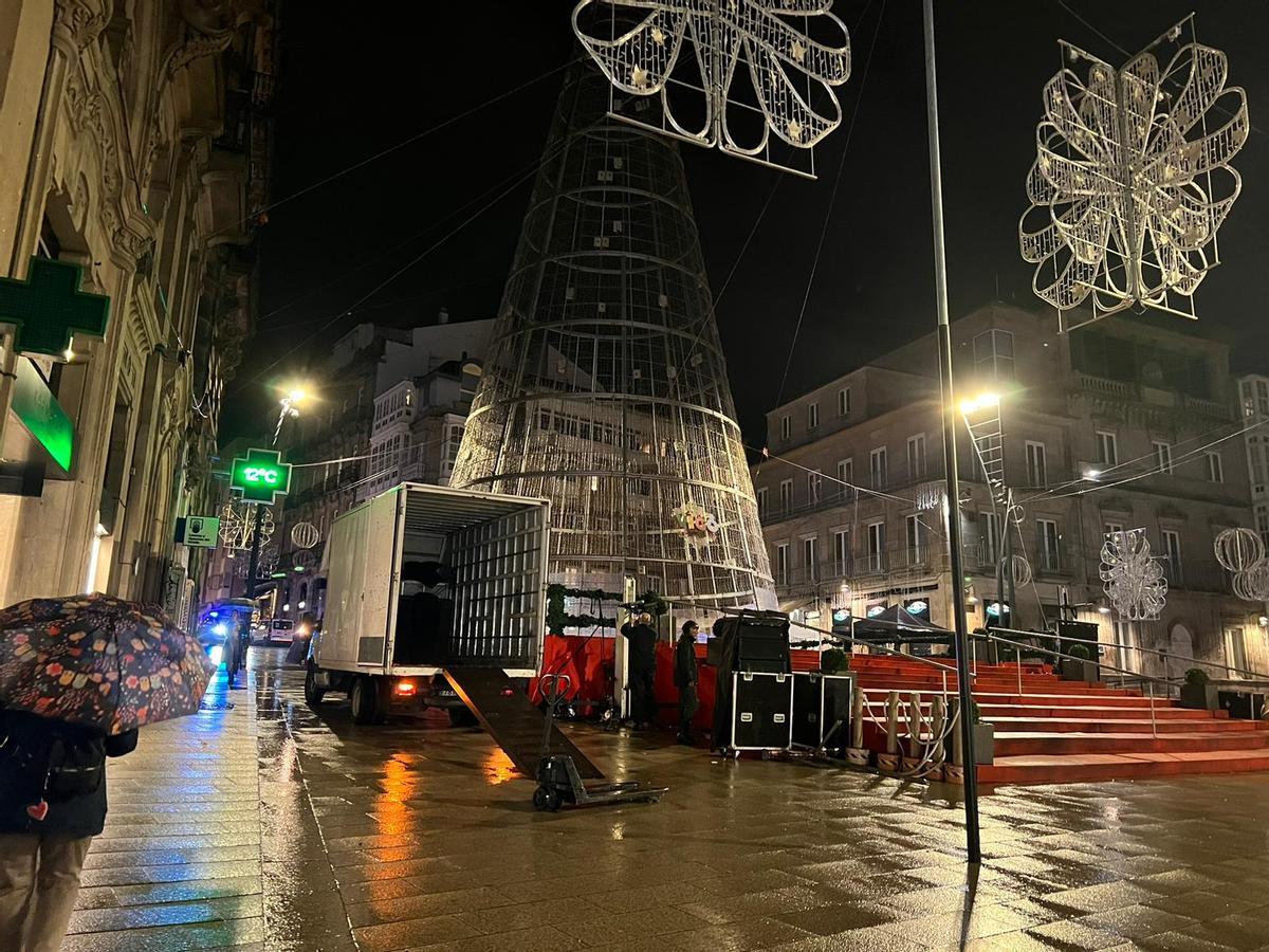 Tareas de desmontaje del árbol de Navidad en Porta do Sol.