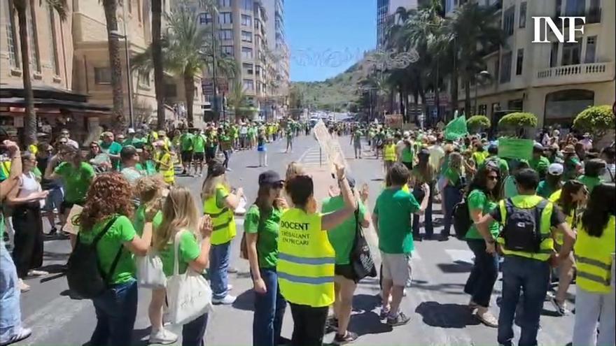La protesta de los docentes en huelga por la educación pública corta la avenida Alfonso el Sabio en Alicante