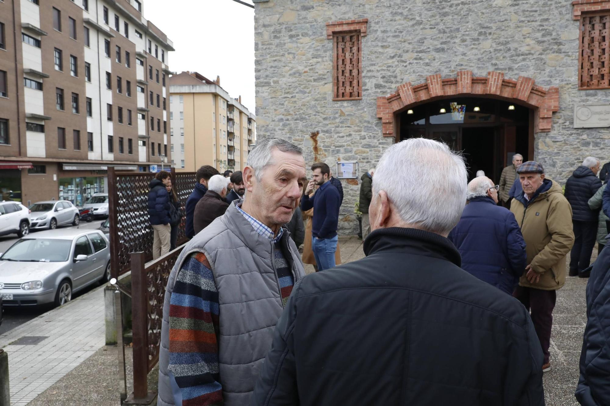 El funeral por Roberto Entrialgo, exdirectivo y precursor de la mejor época del Sporting, en imágenes