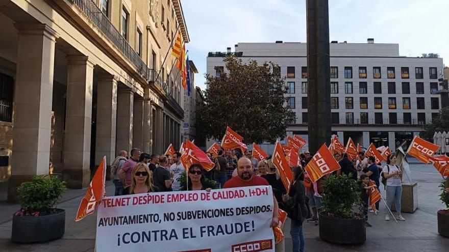 Protesta de trabajadores de Telnet contra los despidos, el pasado 10 de abril en la plaza del Pilar de Zaragoza. | ÁNGEL DE CASTRO