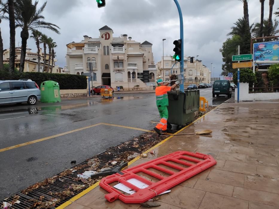 Las precipitaciones inundan la playa de Los Locos